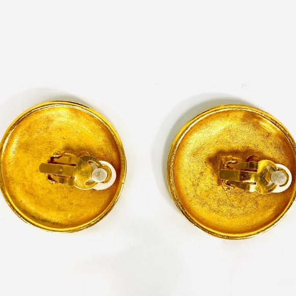 1993 Vintage Chanel CC LOGO Hammered Gold Plated Clip on Earrings - Picture 13 of 16